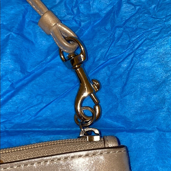 Coach canvas poppy wristlet w bonus gift 🤩 - Picture 4 of 6